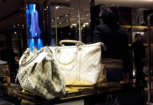 Trong khi đó, cơ quan công an vẫn chưa đưa ra kết luận cuối cùng về lô hàng "nghi trốn thuế" của chuỗi cửa hàng này tại TP HCM. Trong khi đó, cơ quan công an vẫn chưa đưa ra kết luận cuối cùng về lô hàng "nghi trốn thuế" của chuỗi cửa hàng này tại TP HCM.