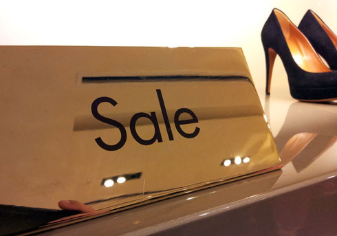 Khách hàng chủ yếu tò mò của bởi chính sách "sale" mạnh tay của cửa hàng. Khách hàng chủ yếu tò mò của bởi chính sách "sale" mạnh tay của cửa hàng.