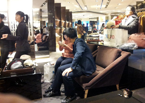 Ngay trong ngày đầu mở cửa, không khí mua bán đã khá tấp nập. Ngay trong ngày đầu mở cửa, không khí mua bán đã khá tấp nập.