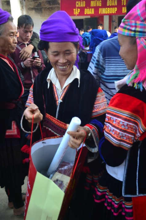 Bà con Sính Phình tò mò về những món quà Tết từ các nhà hảo tâm miền xuôi mang lên. Bà con Sính Phình tò mò về những món quà Tết từ các nhà hảo tâm miền xuôi mang lên.