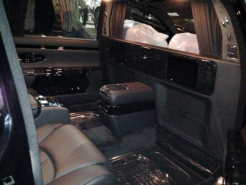 Ghế sau bọc da Nappa và có chức năng đỡ chân chỉnh điện. Những chiếc ly mạ bạc sáng bóng nằm gọn gàng trong hộc đựng được thiết kế đặc biệt. Phía trên là hộc đựng rượu với những chai champagne thượng hạng. Đầu DVD kết nối với 2 màn hình TFT 9,5 inch gắn sau lưng 2 hàng ghế trước. Dàn âm thanh đẳng cấp Bose giúp hàng ghế trở thành nơi nghỉ ngơi lý tưởng cho những chuyến đi xa. Ghế sau bọc da Nappa và có chức năng đỡ chân chỉnh điện. Những chiếc ly mạ bạc sáng bóng nằm gọn gàng trong hộc đựng được thiết kế đặc biệt. Phía trên là hộc đựng rượu với những chai champagne thượng hạng. Đầu DVD kết nối với 2 màn hình TFT 9,5 inch gắn sau lưng 2 hàng ghế trước. Dàn âm thanh đẳng cấp Bose giúp hàng ghế trở thành nơi nghỉ ngơi lý tưởng cho những chuyến đi xa.