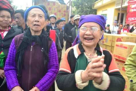 Niềm vui của người dân khi nhận trực tiếp những món quà ý nghĩa đón Tết.