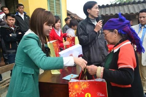 Người dân có mặt từ sáng sớm để đón đoàn từ thiện đến với tâm trạng vui vẻ.