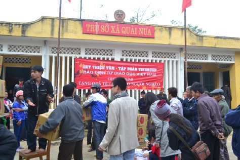 9h30 đoàn từ thiện đến xã Quài Nưa, thành viên đoàn phối hợp với người dân dỡ hàng.