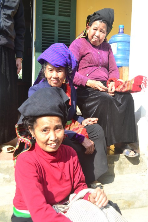 Bà Lò Thị Bòng tươi cười cảm ơn tấm lòng của đoàn miền xuôi.