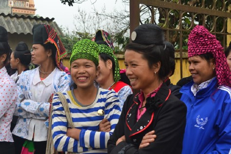 Người dân có mặt từ sáng sớm để đón đoàn từ thiện đến với tâm trạng vui vẻ.