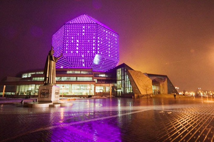 "Viên kim cương này có một đặc điểm là có thể đổi màu liên tục trong mỗi phút nhờ công nghệ đèn led", một người dân của thành phố Minsk tự hào nói. "Viên kim cương này có một đặc điểm là có thể đổi màu liên tục trong mỗi phút nhờ công nghệ đèn led", một người dân của thành phố Minsk tự hào nói.