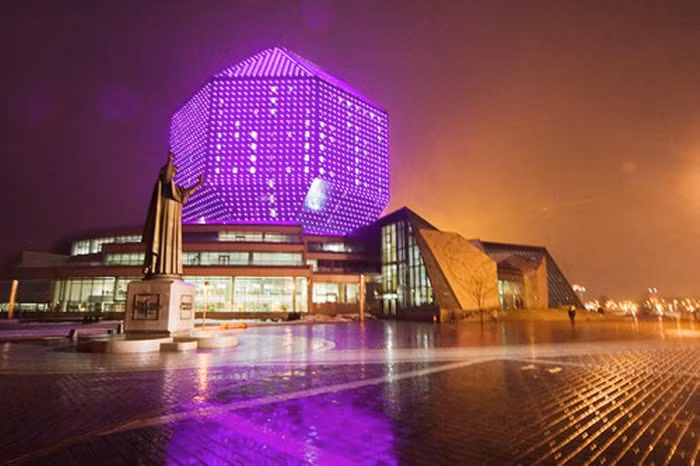 "Viên kim cương này có một đặc điểm là có thể đổi màu liên tục trong mỗi phút nhờ công nghệ đèn led", một người dân của thành phố Minsk tự hào nói.