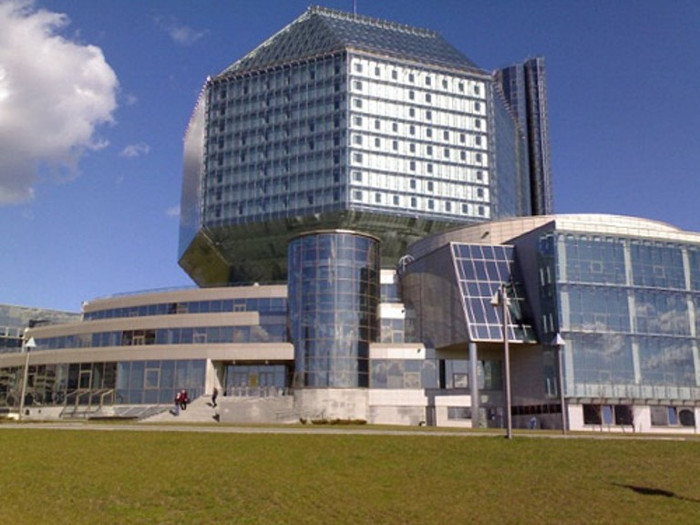 Thư viện là một hình khối vô cùng đặc biệt với 8 mặt tam giác và 18 mặt vuông. Thư viện là một hình khối vô cùng đặc biệt với 8 mặt tam giác và 18 mặt vuông.