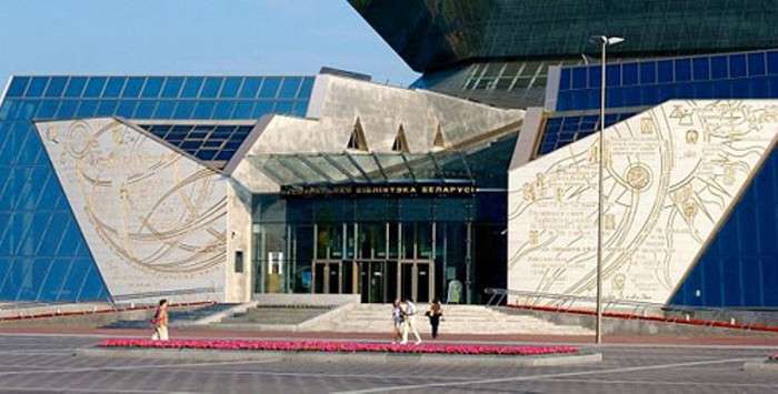 Cổng vào thư viện rất đặc biệt. Cổng vào thư viện rất đặc biệt.