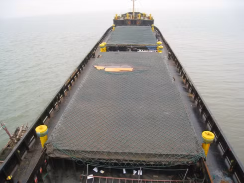 Thuyền trưởng Lê Phạm Đức (31 tuổi, chủ tàu TH 90425) cho tàu áp sát rồi cử một số ngư dân leo lên boong kiểm tra nhưng không có người ở trong.