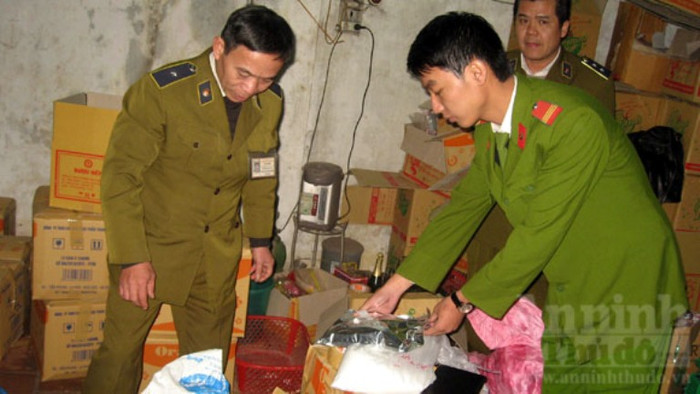 Cảnh sát phát hiện đường Cyclamate (loại đường không nằm trong danh mục các chất phụ gia dùng trong thực phẩm, gây hại đến sức khỏe người sử dụng). Cảnh sát phát hiện đường Cyclamate (loại đường không nằm trong danh mục các chất phụ gia dùng trong thực phẩm, gây hại đến sức khỏe người sử dụng).