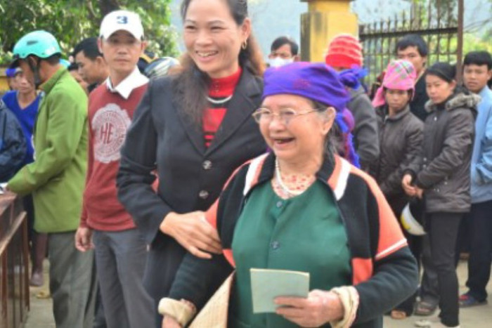 Nghe tin đoàn từ thiện Báo điện tử Giáo dục Việt Nam đến tặng quà Tết cho những hộ nghèo khó khăn nơi đây, bà con huyện nghèo Tuần Giáo và Tủa Chùa của tỉnh Điện Biên bỏ một ngày làm nương rẫy có mặt tại trụ sở xã để đón đoàn bằng nụ cười tươi rói, tò mò xem có những món quà nào. Nghe tin đoàn từ thiện Báo điện tử Giáo dục Việt Nam đến tặng quà Tết cho những hộ nghèo khó khăn nơi đây, bà con huyện nghèo Tuần Giáo và Tủa Chùa của tỉnh Điện Biên bỏ một ngày làm nương rẫy có mặt tại trụ sở xã để đón đoàn bằng nụ cười tươi rói, tò mò xem có những món quà nào.