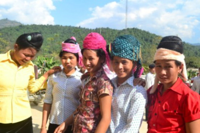 Người dân xã Mùn Chung (huyện Tuần Giáo) rạng rỡ, e thẹn khi nhận được nhiều quà Tết như vậy. Người dân xã Mùn Chung (huyện Tuần Giáo) rạng rỡ, e thẹn khi nhận được nhiều quà Tết như vậy.