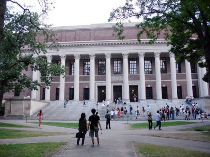 Các sinh viên tại đây luôn chọn thư viện là nơi học tập chính. Các sinh viên tại đây luôn chọn thư viện là nơi học tập chính.