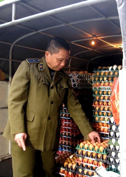 Hơn 1 tấn trứng gia cầm không hợp lệ vẫn mang đi tiêu thụ. Hơn 1 tấn trứng gia cầm không hợp lệ vẫn mang đi tiêu thụ.