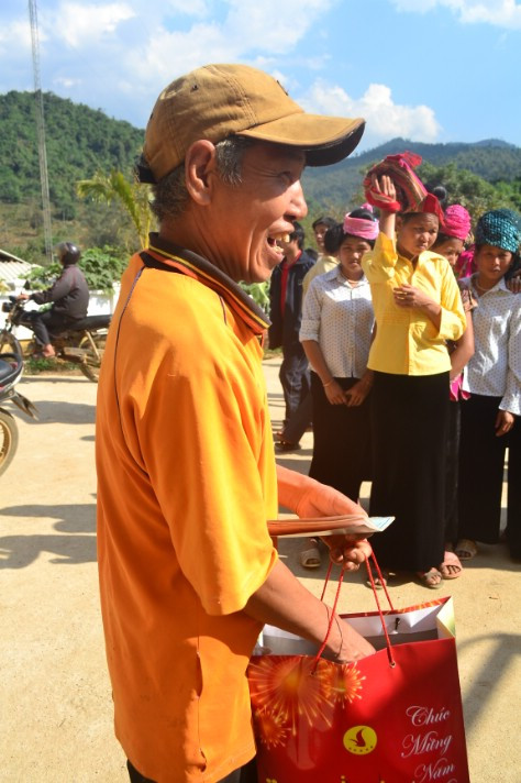 Niềm vui của người dân khi được nhận tận tay món quà Tết và luôn miệng cảm ơn thành viên đoàn. Niềm vui của người dân khi được nhận tận tay món quà Tết và luôn miệng cảm ơn thành viên đoàn.