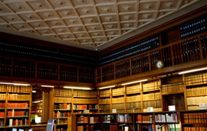 Thư viện Arsenal nằm ở số 1 phố Sully, thuộc Quận 4, Paris. Thư viện Arsenal hiện nay có tổng diện tích sàn khoảng 10 nghìn mét vuông, trong đó 7.484 mét vuông sử dụng.