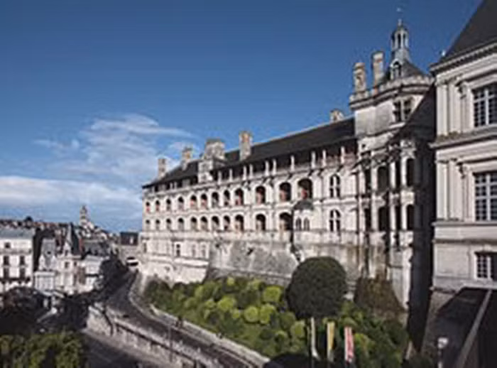 Lâu đài Blois, địa điểm của thư viện dưới thời François I. Lâu đài Blois, địa điểm của thư viện dưới thời François I.