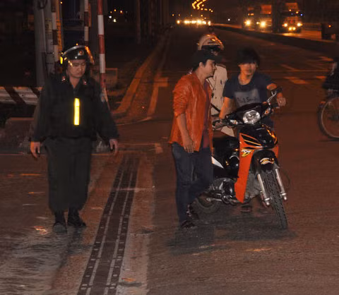 CSGT ra hiệu dừng xe những thanh niên khả nghi trên đường, sau đó sẽ cùng lực lượng cơ động, hình sự kiểm tra hành chính .