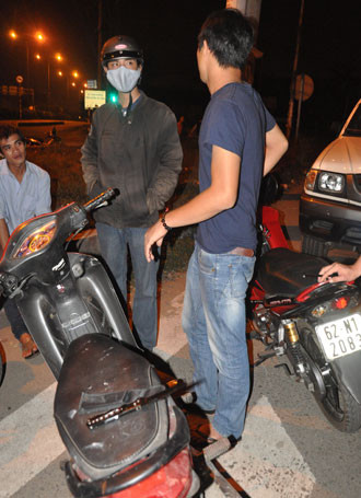 Nam sinh viên (áo thun xanh) này khai mượn xe bạn nhưng không biết bên trong có dao bấm.