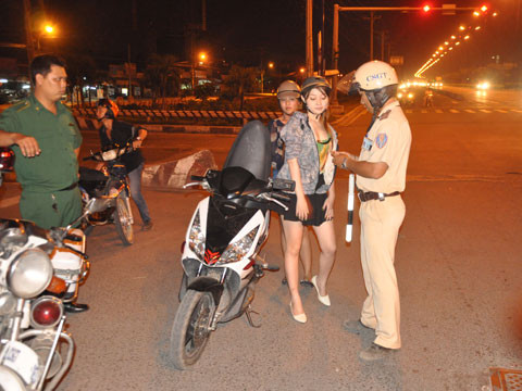 Không chỉ nam thanh niên, các thiếu nữ cũng bị kiểm tra.