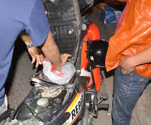 Kiểm tra tư trang, trong cốp xe, cảnh sát cũng phát hiện nhiều hung khí.