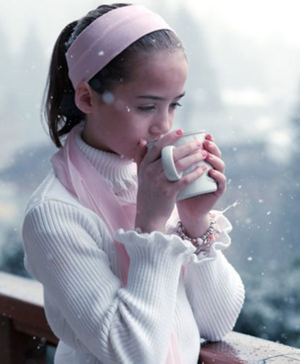 8. Uống nhiều nước: Mùa dông lạnh khiến chúng ta lãng quên việc ống nước. Thiếu nước là một trong những nguyên nhân chính kiến môi trở nên khô nẻ. Vì vậy, uống đủ lượng nước mỗi ngày để có đôi môi căng mọng. 8. Uống nhiều nước: Mùa dông lạnh khiến chúng ta lãng quên việc ống nước. Thiếu nước là một trong những nguyên nhân chính kiến môi trở nên khô nẻ. Vì vậy, uống đủ lượng nước mỗi ngày để có đôi môi căng mọng.