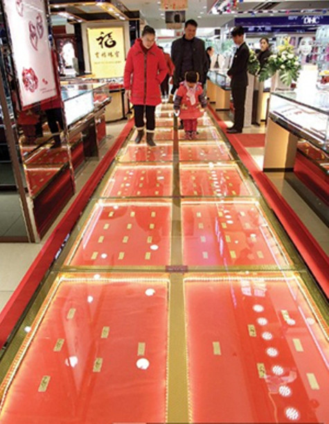 Cùng chung ý tưởng là một trung tâm thương mại ở thành phố Quý Cảng, khu tự trị Quảng Tây, cũng đón chào năm mới với "con đường hoàng kim" dài 12 m, rộng 1,6 m, gồm 24 kg vàng. Ảnh: Gxnews