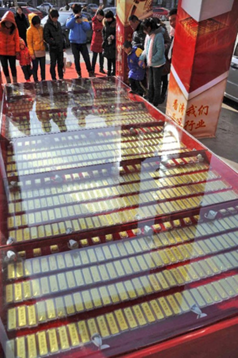 Nhiều người dân hiếu kỳ đứng xem và đếm số vàng lớn, lần đầu được nhìn thấy trong đời. Ảnh: Xinhua