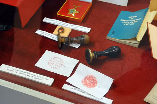 Hai con dấu của đoàn đại biểu Quân đội nhân dân VN, Ban liên hợp khu phi quân sự.