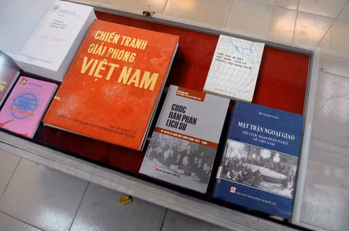 Triển lãm khai mạc sáng 23/1 tại 29 Hàng Bài, Hà Nội, gồm 140 bức ảnh, 21 lời trích, 23 hiện vật, 3 tài liệu và 8 cuốn sách, trong đó có những hiện vật lần đầu tiên được trưng bày kể từ 40 năm qua.