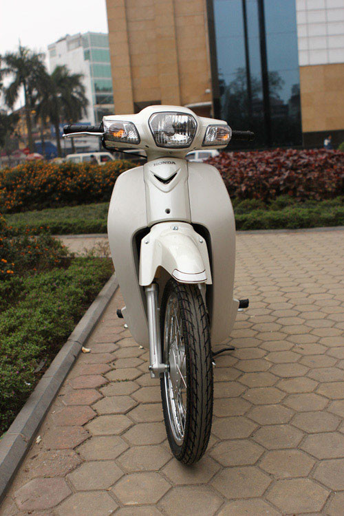 Những đường nét truyền thống trên các thế hệ Super Cub đã "biến mất" ở phiên bản 2013.