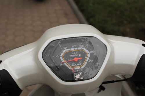 Cụm đồng hồ hiển thị giờ cũng đã khác, tuy nhiên vẫn có nét chung là đơn giản và dễ quan sát.