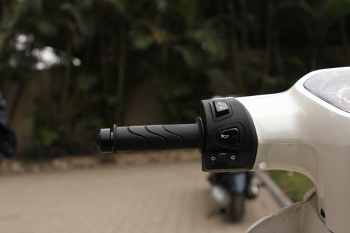 Công tắc xi-nhan, còi và đèn pha/cos ở phía trái....