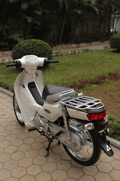 Chỗ ngồi phía sau được làm từ thép không gỉ, với thiết kế tương tự như trước đó.