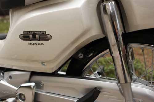 Tem xe thiết kế đơn giản.