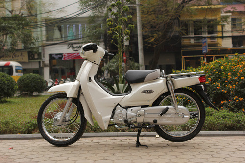 Super Cub 2013 nhìn về tổng thể vẫn giữ được sự nhỏ nhắn trong thiết kế như những "người tiền nhiệm". Chiều cao yên ở mức 725 mm, phù hợp với vóc dáng người châu Á.