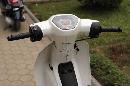 Phần đầu xe đã được thiết kế lại hoàn toàn, có phần mập mạp hơn. Ổ khóa xe được bố trí phía bên phải sườn xe, trong khi bên trái là móc treo đồ.