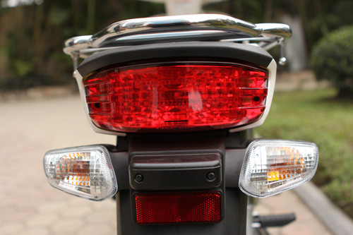 Phía đuôi xe, cụm đèn cũng được thiết kế lại hoàn toàn. Đèn hậu lớn và có nét giống với đèn hậu của những chiếc Dream "lùn". Trong khi đó, đèn xi-nhan nằm tách biệt với kiểu dáng hoàn toàn mới.