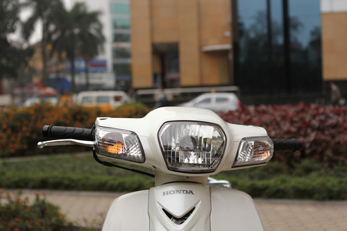 Đèn pha hình tròn cổ điển được thay thế bằng hình lục giác, khá giống với một số mẫu xe hiện nay của hãng.