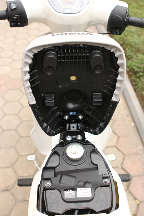 Bình xăng vẫn được bố trí phía dưới yên xe và cần sử dụng chìa khóa để mở nắp.