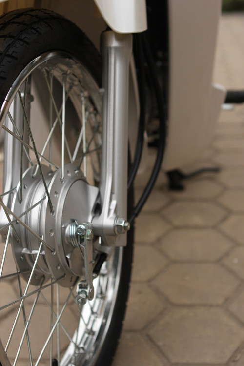 Phanh xe sử dụng loại tang trống cả phía trước và phía sau.