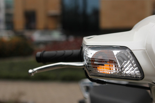 Đèn xi-nhan cũng đã không còn giữ thiết kế tròn trịa và lồi ra ngoài như trước đây, thay vào đó là thiết kế góc cạnh khá giống với những chiếc Honda Super Dream.