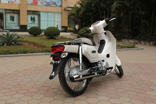 Honda Super Cub 2013 được trang bị khối động cơ 110 phân khối, phun xăng điện tử, cho công suất tối đa 8 mã lực tại 7.500 vòng/phút, mô-men xoắn cực đại 8,5 Nm tại vòng tua 6.500 vòng/phút. Mức tiêu thụ nhiên liệu của xe là 63,5 km/l. Giá bán tại thị trường Việt Nam của Honda Super Cub 2013 vào khoảng 116 triệu đồng (giá tham khảo tại MotorSpeed Bà Triệu, Hà Nội).