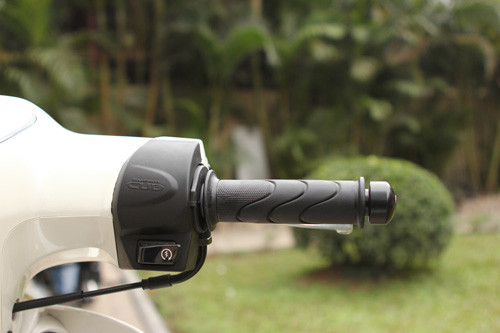 Trong khi bên phải chỉ có duy nhất công tắc đề khởi động.