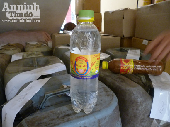 Cận cảnh chai dấm pha nước lã có bao bì sang trọng dễ dàng qua mắt người tiêu dùng.