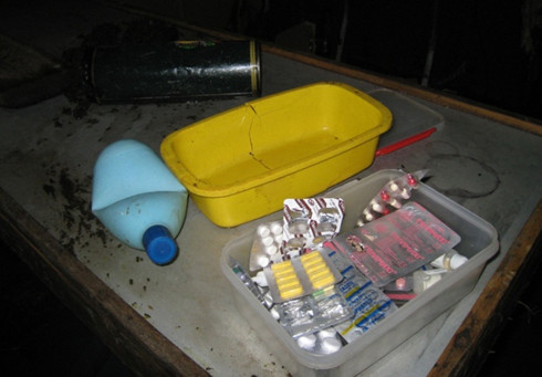 Những vỉ thuốc tây được thủy thủ đoàn mang theo chưa sử dụng đến.