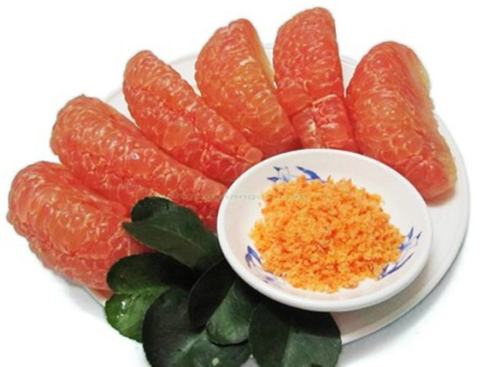 Nhiều công trình nghiên cứu cho rằng ăn bưởi tăng việc tiết nước bọt và dịch vị, những chất hỗ trợ tuyệt vời cho hệ tiêu hóa sau những bữa cỗ ngày tết. Bưởi còn có nhiều chất xơ nên tốt trong việc hạn chế các bệnh tiêu chảy, táo bón… nếu bạn chẳng may ăn quá nhiều món “thập cẩm”. Nhiều công trình nghiên cứu cho rằng ăn bưởi tăng việc tiết nước bọt và dịch vị, những chất hỗ trợ tuyệt vời cho hệ tiêu hóa sau những bữa cỗ ngày tết. Bưởi còn có nhiều chất xơ nên tốt trong việc hạn chế các bệnh tiêu chảy, táo bón… nếu bạn chẳng may ăn quá nhiều món “thập cẩm”.