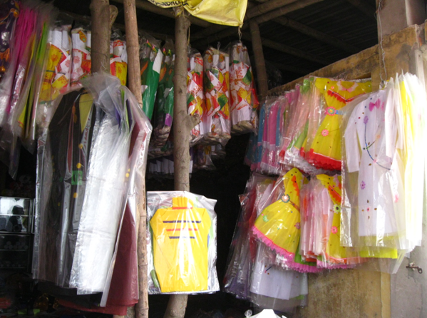 Thời trang dành cho người cõi âm đa dạng, không khác gì hàng thật. Đặc biệt năm nay, các loại "áo rét" như áo len, áo phao được khách hàng ưa chuộng mua cho người cõi âm.